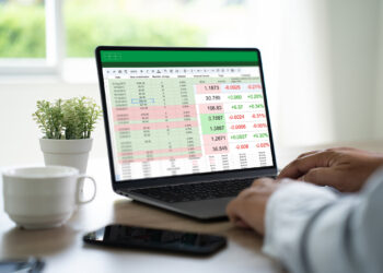 近期的市場格局呈現出一種顯著的內在衝突：一方面，以科技股為首的盤中買盤動能異常強勁，展現出不容小覷的多頭力量；另一方面，整體市場卻陷入橫盤震盪，投資者在下週一系列重大事件風險來臨前，普遍抱持謹慎觀望的態度。要成功駕馭當前的市場環境，深刻理解這種「雙重性格」至關重要。