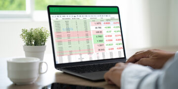 近期的市場格局呈現出一種顯著的內在衝突：一方面，以科技股為首的盤中買盤動能異常強勁，展現出不容小覷的多頭力量；另一方面，整體市場卻陷入橫盤震盪，投資者在下週一系列重大事件風險來臨前，普遍抱持謹慎觀望的態度。要成功駕馭當前的市場環境，深刻理解這種「雙重性格」至關重要。